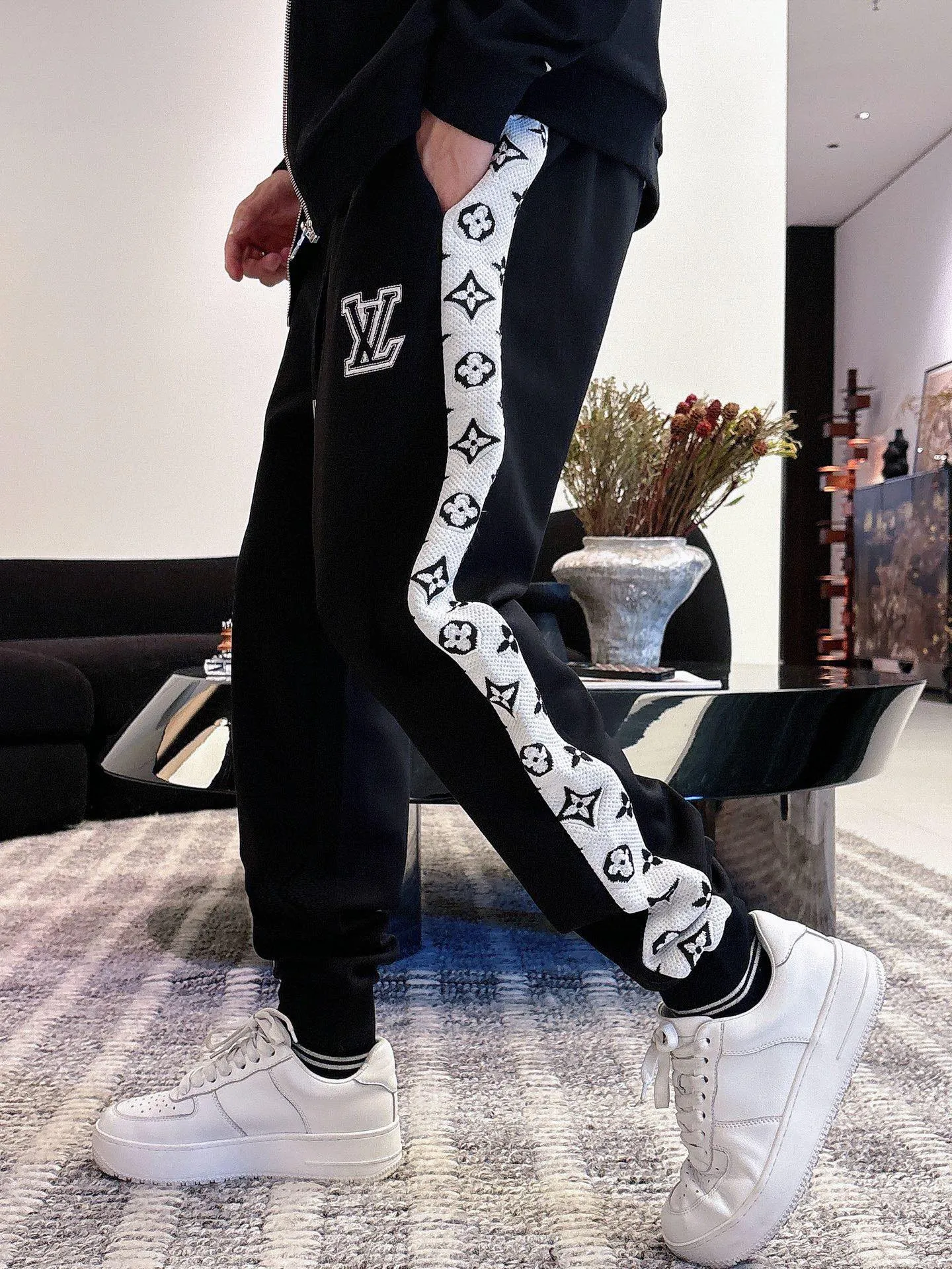 [LV Louis Vuitton] Hot-selling suit is coming. Focus on the original version of the official website. 2025 new hot-selling cardigan and sweatshirt suit. The original order is the best 🇭🇰. It is the meticulous work of top designers. It has a fitting and perfect upper body effect. All-natural high-quality Tencel Roman cotton 100%, close-fitting comfort, noble and elegant! Original hardware embodies elegance and nobility! Counter size: M-3XL (maximum wear up to 190 pounds)